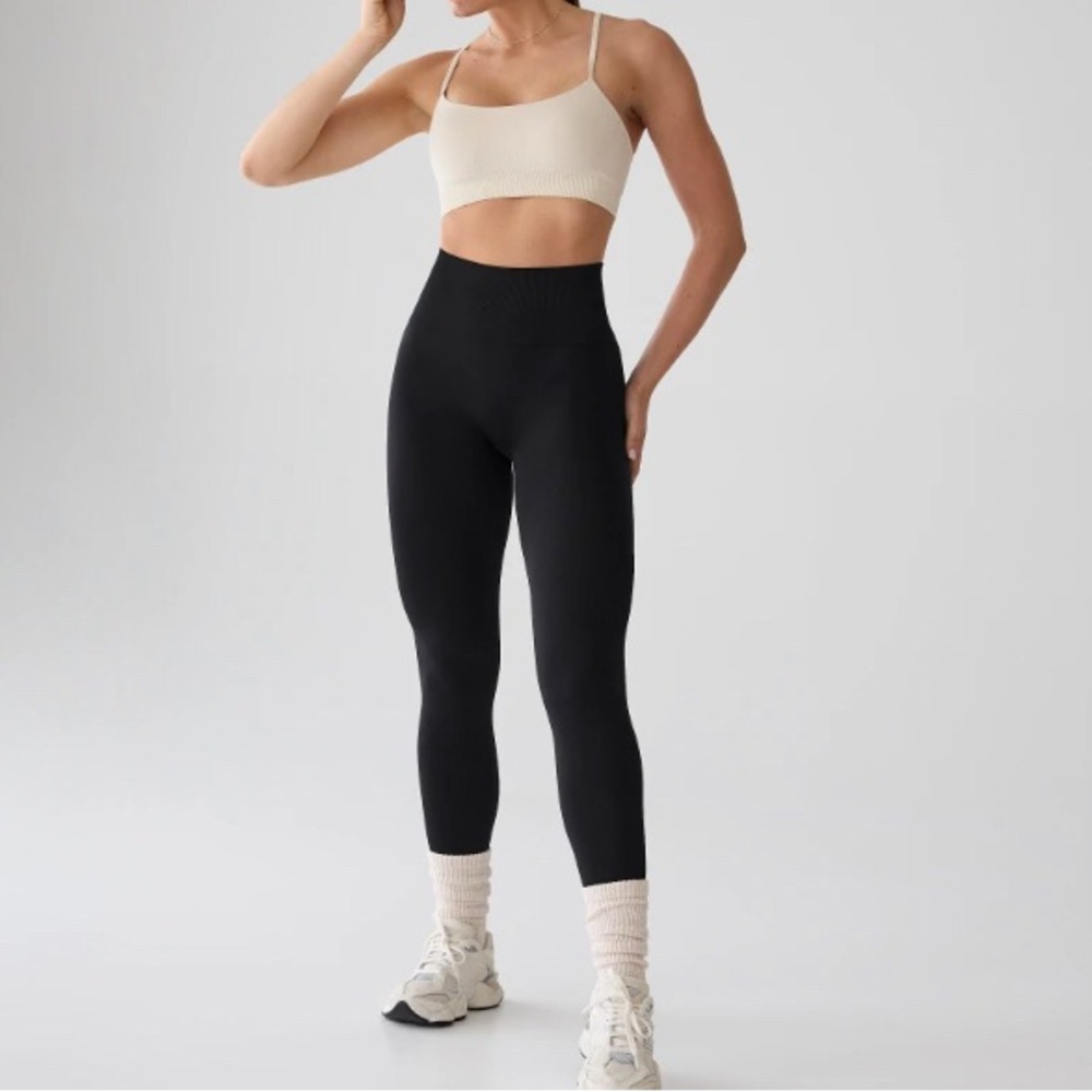 Sleek Black High-Rise Leggings - Picture 2 of 3